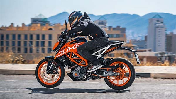 சாலையில் சென்றபோது கல்மீது இடித்த கேடிஎம் பைக்கின் எஞ்ஜின்: அடுத்து நடந்தது என்ன... வீடியோ!