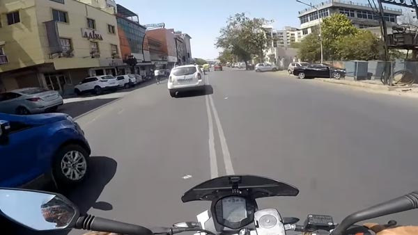 தவறான பாதையில் ஏறிவந்த டாடா இன்டிகா - இடைமறைத்து தக்க பாடம் புகட்டிய இளைஞருக்கு பொதுமக்கள் பாராட்டு... வைரல் வீடியோ!