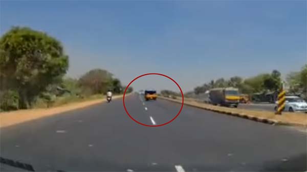 ஆட்டோ மீது கார் மோதியதில் தூக்கி வீசப்பட்ட வாலிபர்... நெஞ்சை அதிர்ச்சியில் உறைய வைக்கும் வீடியோ...