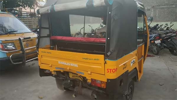 ஆட்டோ மீது கார் மோதியதில் தூக்கி வீசப்பட்ட வாலிபர்... நெஞ்சை அதிர்ச்சியில் உறைய வைக்கும் வீடியோ...