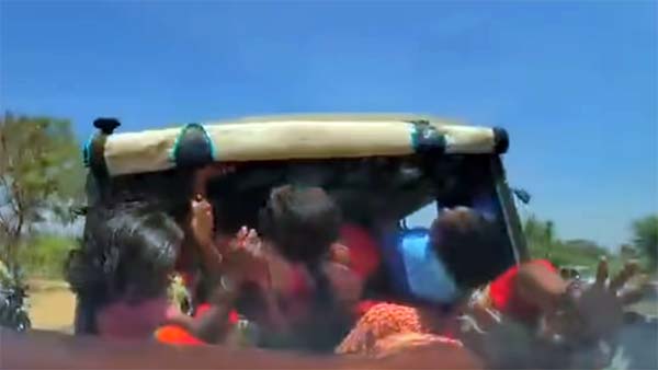 ஆட்டோ மீது கார் மோதியதில் தூக்கி வீசப்பட்ட வாலிபர்... நெஞ்சை அதிர்ச்சியில் உறைய வைக்கும் வீடியோ...