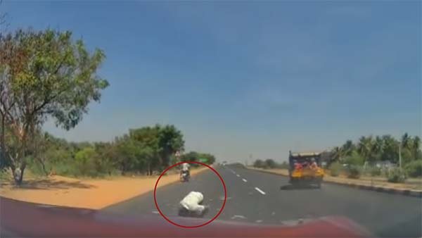 ஆட்டோ மீது கார் மோதியதில் தூக்கி வீசப்பட்ட வாலிபர்... நெஞ்சை அதிர்ச்சியில் உறைய வைக்கும் வீடியோ...