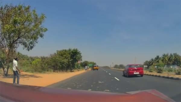 ஆட்டோ மீது கார் மோதியதில் தூக்கி வீசப்பட்ட வாலிபர்... நெஞ்சை அதிர்ச்சியில் உறைய வைக்கும் வீடியோ...