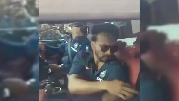 போட்டி தொடங்கும் முன்பே ஹீரோவான டோனி... ராணுவ காரில் செய்தது இதுதான்... வைரலாகும் வீடியோ...