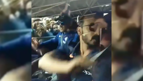 போட்டி தொடங்கும் முன்பே ஹீரோவான டோனி... ராணுவ காரில் செய்தது இதுதான்... வைரலாகும் வீடியோ...