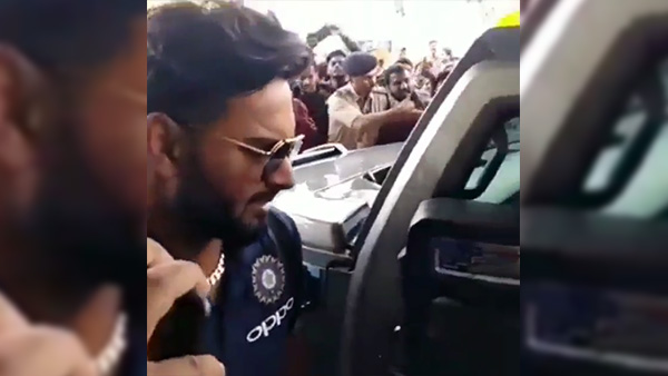 போட்டி தொடங்கும் முன்பே ஹீரோவான டோனி... ராணுவ காரில் செய்தது இதுதான்... வைரலாகும் வீடியோ...