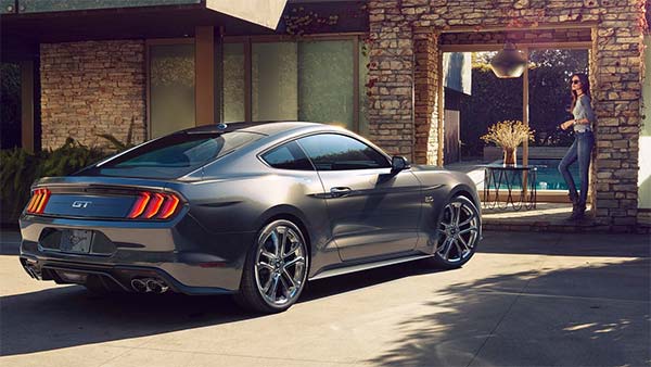 விளையாட்டால் நிகழ்ந்த விபரீதம் - தீயிற்கு இறையான விலையுயர்ந்த முஸ்டாங் கார்: அதிர்ச்சி வீடியோ...!