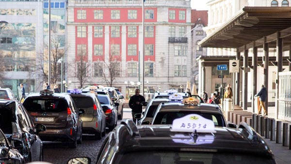 மின்சார வாடகை கார்களுக்கான வயர்லெஸ் சார்ஜிங் ஸ்டேஷன்: நார்வே நாட்டின் புதிய முயற்சி!