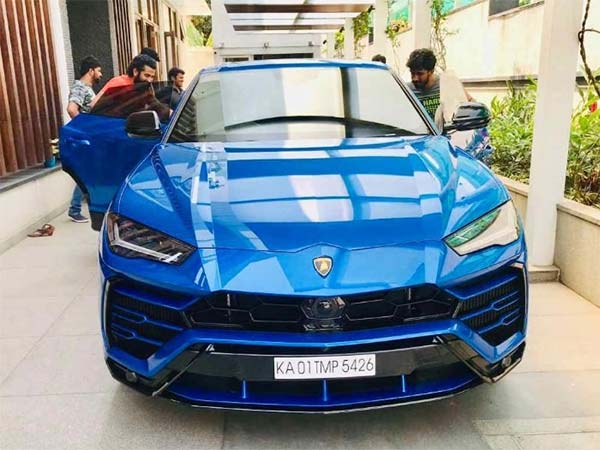 இதற்காக இப்படி ஒரு பரிசா? இத்தாலியில் இருந்து காரை இறக்குமதி செய்து மனைவிக்கு வழங்கிய பிரபல நடிகர்