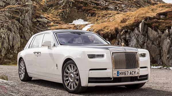 பிரபல இயக்குனர் பரிசாக வழங்கிய பல கோடி ரூபாய் காரை விற்பனை செய்த அமிதாப் பச்சன்... காரணம் இதுதான்...