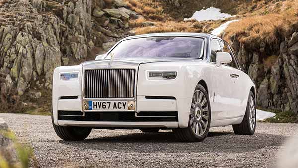 பிரபல இயக்குனர் பரிசாக வழங்கிய பல கோடி ரூபாய் காரை விற்பனை செய்த அமிதாப் பச்சன்... காரணம் இதுதான்...