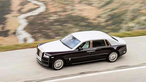 பிரபல இயக்குனர் பரிசாக வழங்கிய பல கோடி ரூபாய் காரை விற்பனை செய்த அமிதாப் பச்சன்... காரணம் இதுதான்...