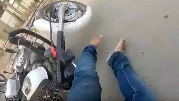 வேகமாக செல்லும்போது தானாக நொறுங்கிய அலாய் வீல்: ராயல் என்பீல்ட் பைக்கின் அதிர்ச்சி விபத்து வீடியோ...