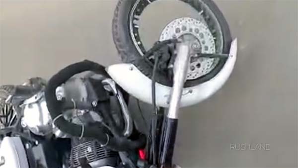 வேகமாக செல்லும்போது தானாக நொறுங்கிய அலாய் வீல்: ராயல் என்பீல்ட் பைக்கின் அதிர்ச்சி விபத்து வீடியோ...