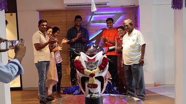 மகன் பிறந்தநாளுக்காக பிரம்மாண்டம்... தந்தை வழங்கிய பரிசின் விலை தெரிந்தால் மலைத்து போய் விடுவீர்கள்