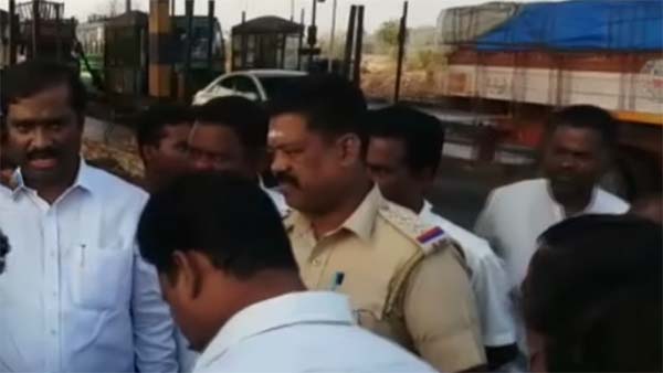 டோல்கேட்டில் வைத்து வேல் முருகனை தாக்க முயன்றதற்கு காரணம் இதுதான்... திடுக்கிடும் தகவல் வெளியானது...