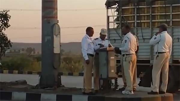 தவறான சட்டங்களை கூறி வசூல் வேட்டை... போலீசாரின் முறைகேடுகளை அம்பலப்படுத்திய ரகசிய கேமரா...