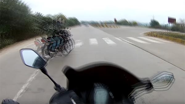 பைக்கில் 160 கிமீ வேகத்தால் நேரவிருந்த விபரீதம்... பலவீனமான இதயம் உள்ளவர்கள் வீடியோ பார்க்க வேண்டாம்