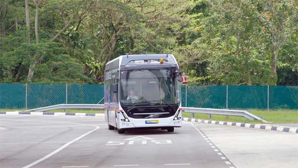 உலகின் முதல் முழு-நீளமான தானியங்கி எலக்ட்ரிக் பஸ்: வால்வோவின் பிரம்மிக்க வைக்கும் சாதனை!