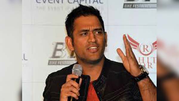 போட்டி தொடங்கும் முன்பே ஹீரோவான டோனி... ராணுவ காரில் செய்தது இதுதான்... வைரலாகும் வீடியோ...