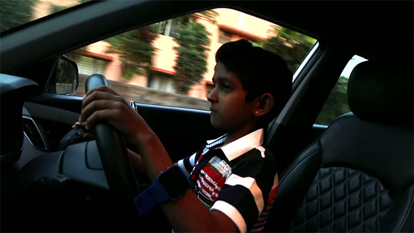 பொது சாலையில் 10 வயது சிறுவன் செய்த செயல்: இணையத்தில் வைரலாகும் அதிர்ச்சி வீடியோ!