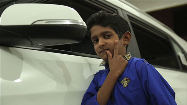 பொது சாலையில் 10 வயது சிறுவன் செய்த செயல்: இணையத்தில் வைரலாகும் அதிர்ச்சி வீடியோ!