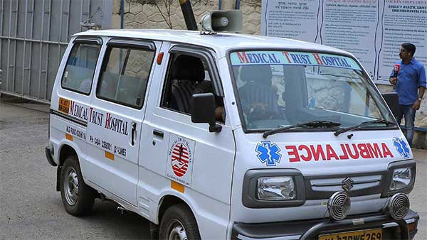 குழந்தை உயிருக்காக கை கோர்த்த மக்கள்... 400 கிமீ தொலைவை ஆம்புலன்ஸ் விரைவாக கடந்தது இப்படித்தான்...