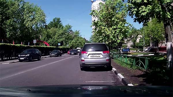 சிறிய தவறால் நிகழ்ந்த விபரீதம்... இந்த எளிய முறையை பின்பற்றினால் கார் கதவுகளை பாதுகாப்பாக திறக்கலாம்