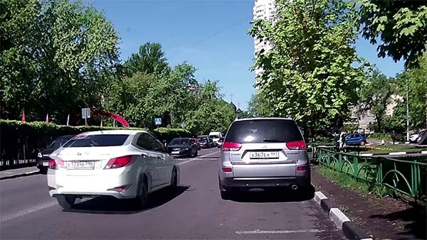 சிறிய தவறால் நிகழ்ந்த விபரீதம்... இந்த எளிய முறையை பின்பற்றினால் கார் கதவுகளை பாதுகாப்பாக திறக்கலாம்