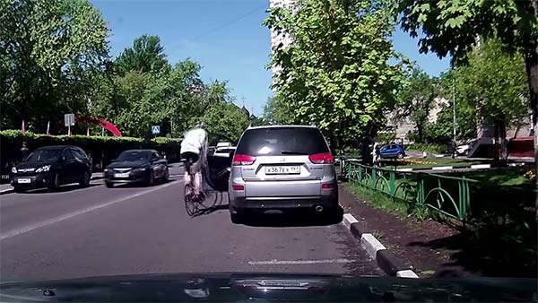 சிறிய தவறால் நிகழ்ந்த விபரீதம்... இந்த எளிய முறையை பின்பற்றினால் கார் கதவுகளை பாதுகாப்பாக திறக்கலாம்