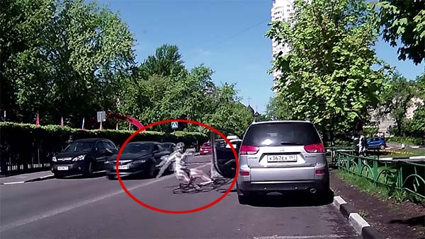 சிறிய தவறால் நிகழ்ந்த விபரீதம்... இந்த எளிய முறையை பின்பற்றினால் கார் கதவுகளை பாதுகாப்பாக திறக்கலாம்