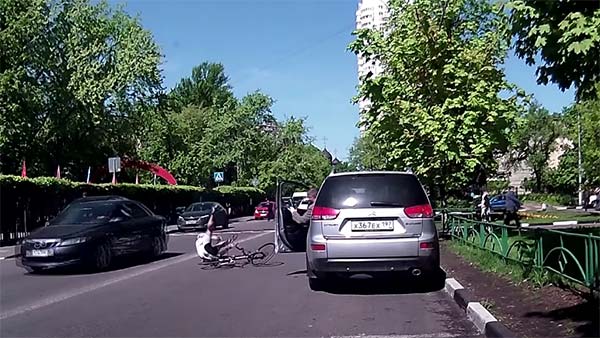 சிறிய தவறால் நிகழ்ந்த விபரீதம்... இந்த எளிய முறையை பின்பற்றினால் கார் கதவுகளை பாதுகாப்பாக திறக்கலாம்