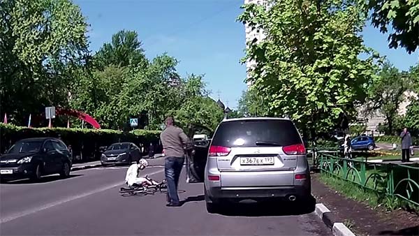 சிறிய தவறால் நிகழ்ந்த விபரீதம்... இந்த எளிய முறையை பின்பற்றினால் கார் கதவுகளை பாதுகாப்பாக திறக்கலாம்