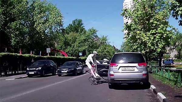 சிறிய தவறால் நிகழ்ந்த விபரீதம்... இந்த எளிய முறையை பின்பற்றினால் கார் கதவுகளை பாதுகாப்பாக திறக்கலாம்