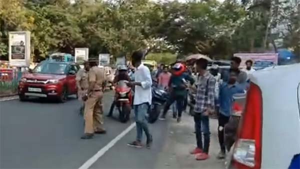 ஓடிச் சென்று இளைஞர்களை கைது செய்யும் போலீஸார்: எதற்கு தெரியுமா...? வீடியோ!