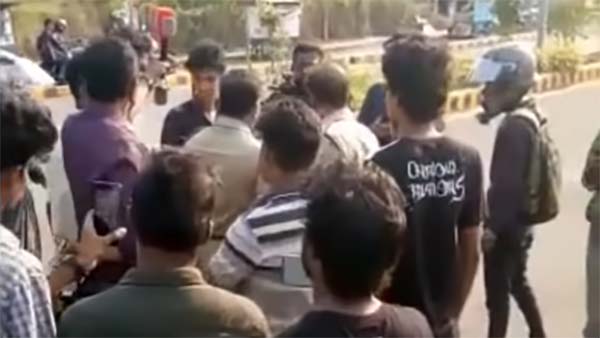 ஓடிச் சென்று இளைஞர்களை கைது செய்யும் போலீஸார்: எதற்கு தெரியுமா...? வீடியோ!