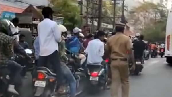 ஓடிச் சென்று இளைஞர்களை கைது செய்யும் போலீஸார்: எதற்கு தெரியுமா...? வீடியோ!