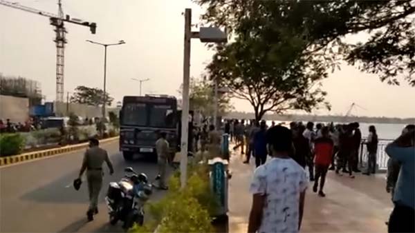 ஓடிச் சென்று இளைஞர்களை கைது செய்யும் போலீஸார்: எதற்கு தெரியுமா...? வீடியோ!