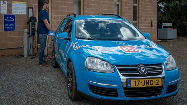 எலெக்ட்ரிக் காரில் 1 லட்சம் கிமீ பயணிக்க ஆன செலவு இதுதான்... எவ்வளவு என தெரிந்தால் ஆச்சரியம் உறுதி