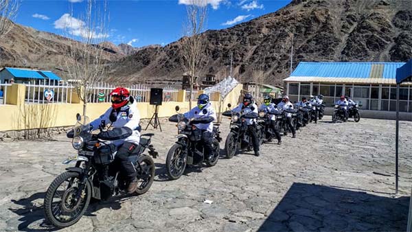 அதிசவாலான சாகச பயணத்தை துவங்கிய இந்திய ராணுவ வீரர் குழு!