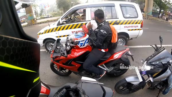 இளைஞர்களின் இதயங்களை வென்ற காவல் துறை அதிகாரி... சமூக வலை தளங்களில் வைரலாகும் வீடியோ...