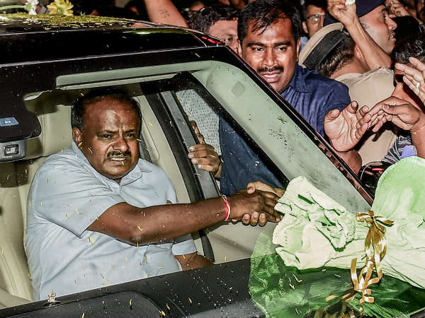 கர்நாடகா முதலமைச்சர் கான்வாயை மறித்து சோதனையிட்ட தேர்தல் பறக்கும் படையினர்: வீடியோ...!