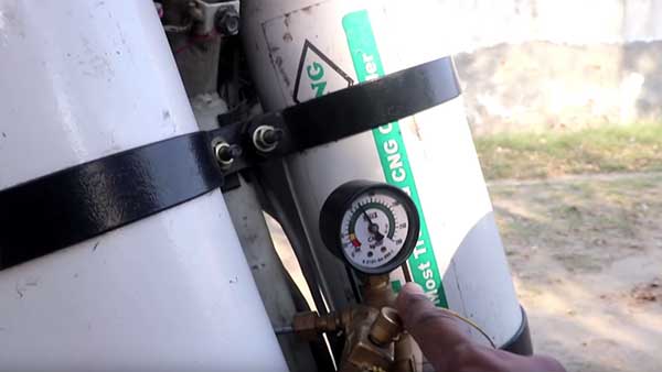 குறைந்த செலவில் அதிக மைலேஜ் கிடைப்பதற்காக ஸ்கூட்டரில் உரிமையாளர் செய்த காரியம் இதுதான்... வீடியோ