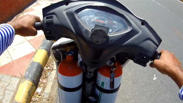 குறைந்த செலவில் அதிக மைலேஜ் கிடைப்பதற்காக ஸ்கூட்டரில் உரிமையாளர் செய்த காரியம் இதுதான்... வீடியோ