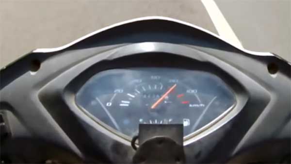 குறைந்த செலவில் அதிக மைலேஜ் கிடைப்பதற்காக ஸ்கூட்டரில் உரிமையாளர் செய்த காரியம் இதுதான்... வீடியோ