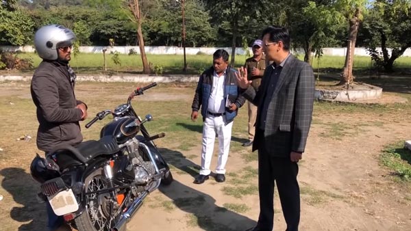 இளைஞரை மடக்கி பிடித்த ஐஏஎஸ் அதிகாரி... எதற்காக என தெரிந்தால் இனி இந்த தவறை செய்ய மாட்டீர்கள்...