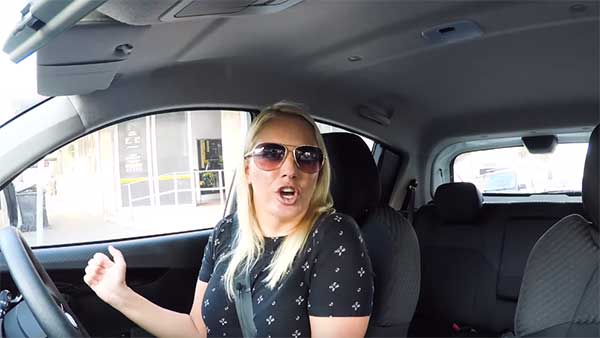 இந்திய தயாரிப்பை கண்டு மெய்சிலிர்த்த ஆப்பிரிக்க பெண்... -வீடியோ! 