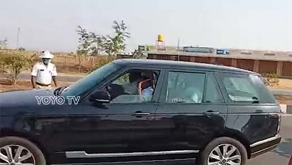 கர்நாடகா முதலமைச்சர் கான்வாயை மறித்து சோதனையிட்ட தேர்தல் பறக்கும் படையினர்: வீடியோ...!
