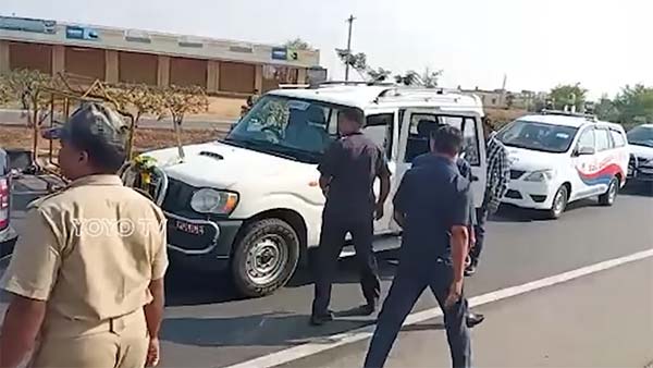 கர்நாடகா முதலமைச்சர் கான்வாயை மறித்து சோதனையிட்ட தேர்தல் பறக்கும் படையினர்: வீடியோ...!
