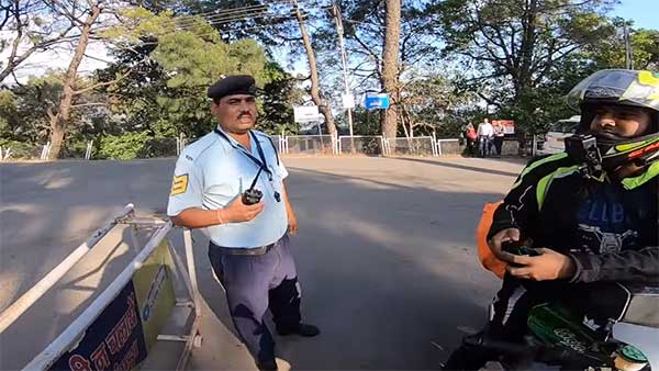 என்ன இதுல புல்லட்ட விட அதிகமா சத்தம் வருது: போலீஸின் அறியாமையால் அவதிக்குள்ளான பைக்கர்கள் -வீடியோ!